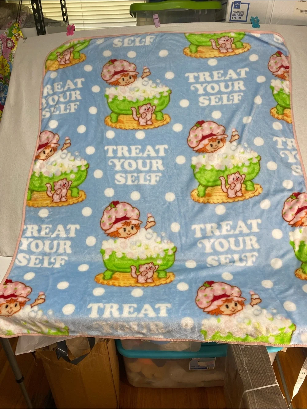 Strawberry Shortcake Plush Kids Blanket Blue Bubble Design Treat Yourself Cozy
